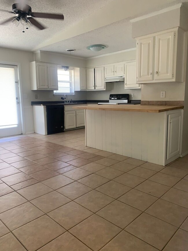 Building Photo - 4bedroom in 2bathroom located in Avondale