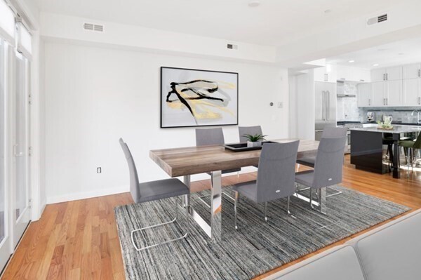 Building Photo - 928 E Broadway