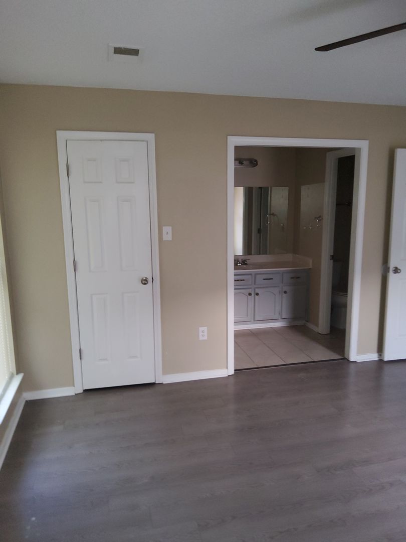 Building Photo - 10770 Oak Leaf Dr