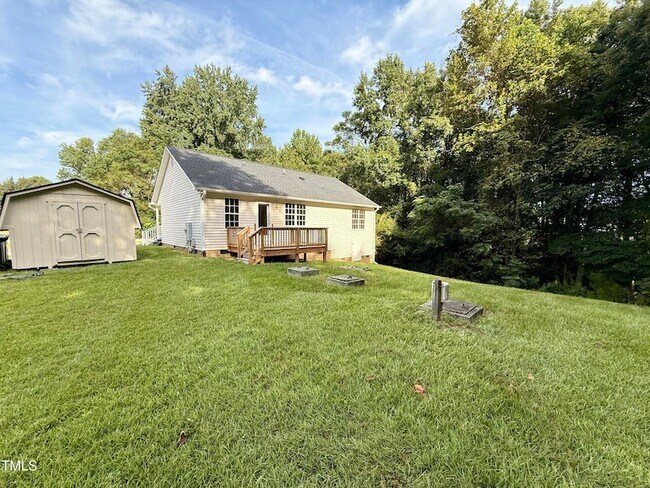 Building Photo - 1000 Meadowgreen Dr