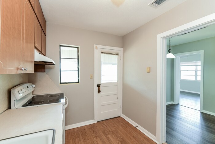 Building Photo - 402 Ariana Ave
