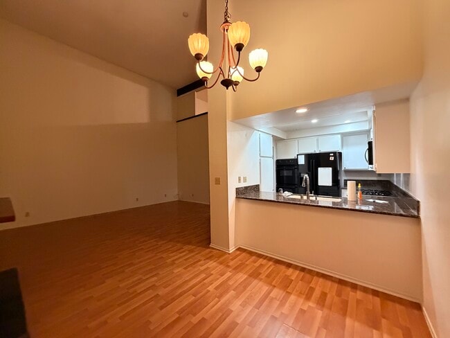 Building Photo - 1007 S Catalina Ave