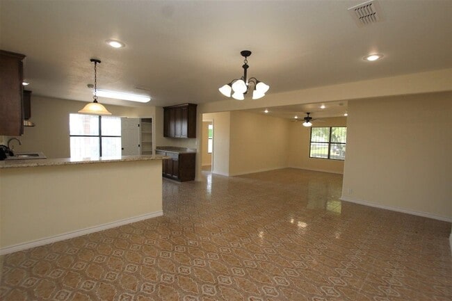 Building Photo - 4605 S Zapata Hwy
