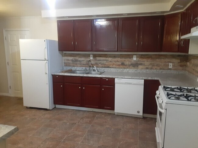 Building Photo - Nice 3 Bedroom Ranch w/ 2 Car Garage in Pe...
