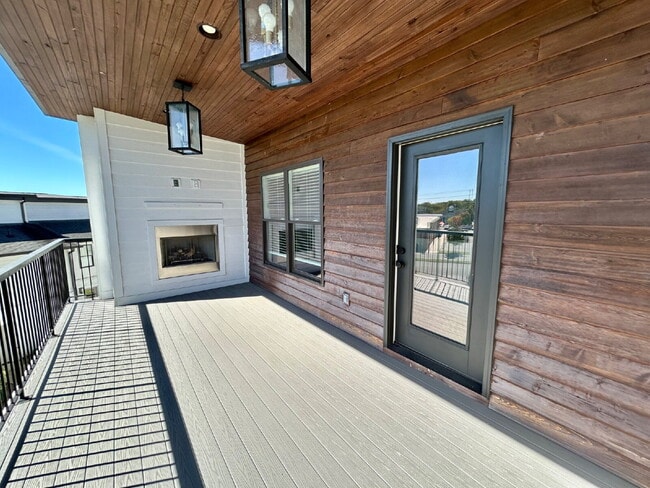 Building Photo - Modern 3-Bedroom 3-Story Apartment with a ...