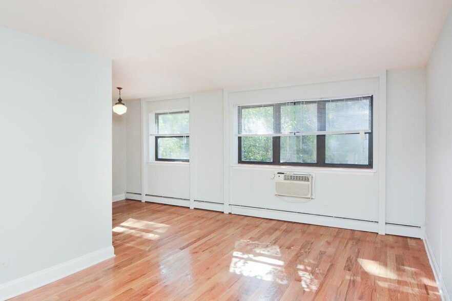 Building Photo - 515 W Briar Pl