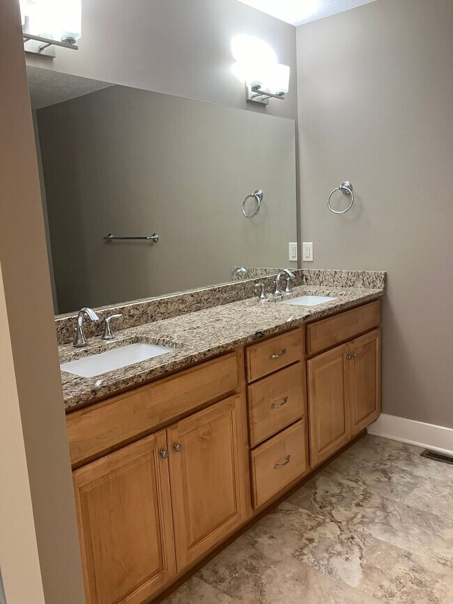 Building Photo - Maintenance free 3 bedroom 2.5 bath home in Stow
