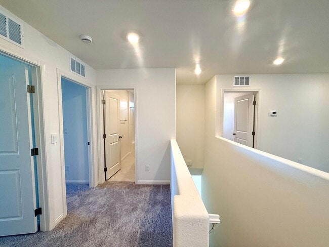 Building Photo - Modern 3BR Home - Prime Location