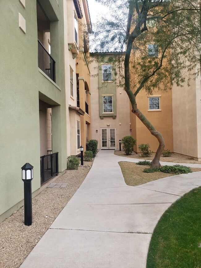 Building Photo - 3 bed 2 bath Condo
