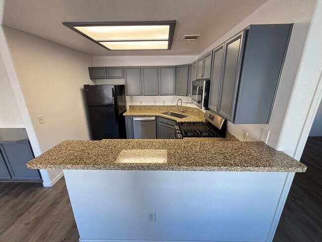 Building Photo - Modern 2bed/1.5bath  Condo nestled in a great area!