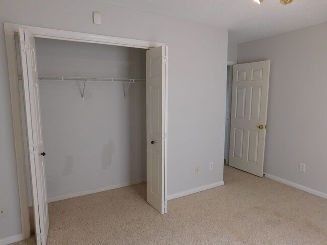 Building Photo - 210 Rivershore Dr