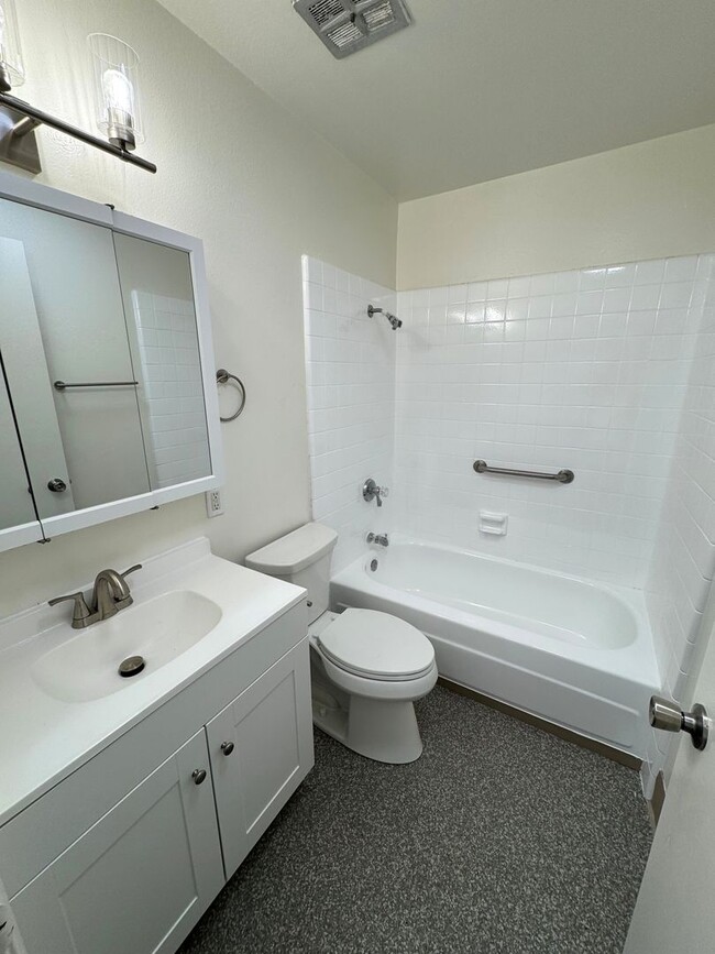 Building Photo - Downstairs 2 Bedroom + 1 Bath McKeon Condo