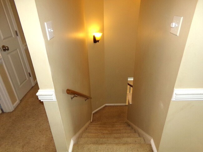 Building Photo - Beautiful 2 story home located on a cul-de-sac