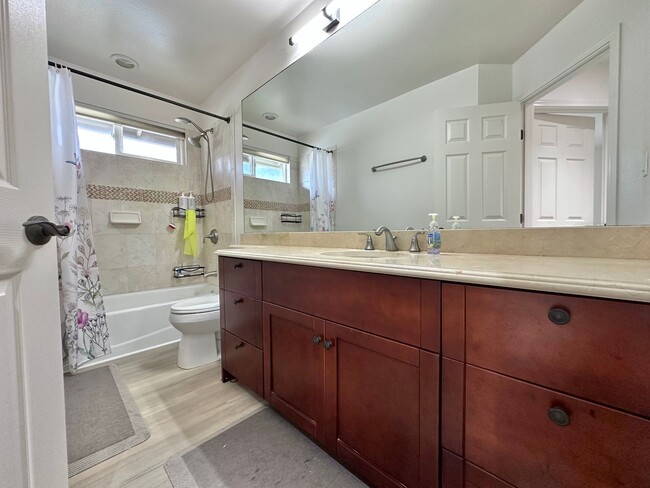 Building Photo - Modern & Custom 3 Bedroom / 2.5 Bathroom H...