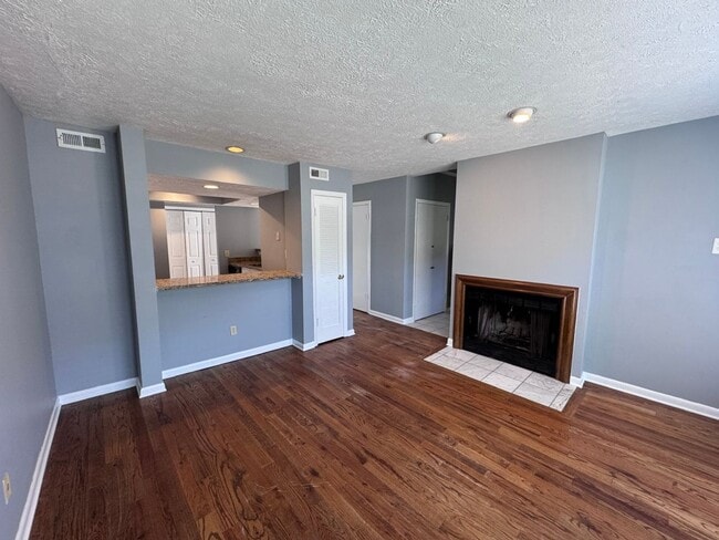 Building Photo - 3 bedroom/2.5 bath in Brentwood (Nipper's ...