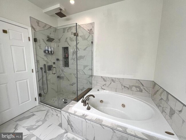 Building Photo - 5000 Hollington Dr