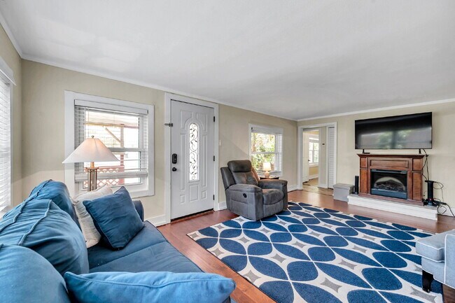 Building Photo - Fully Furnished Pool Home | Flexible Lease...