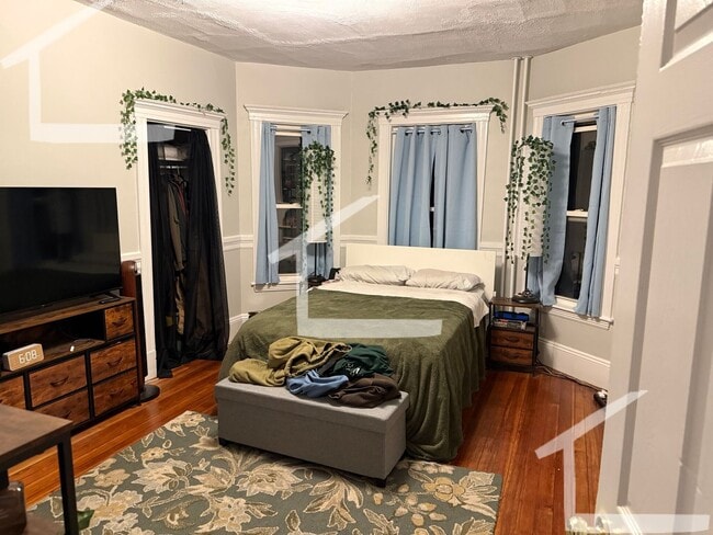 Building Photo - Spacious Apt w. Bonus office!  Heat and Hot Water Included!  Near T