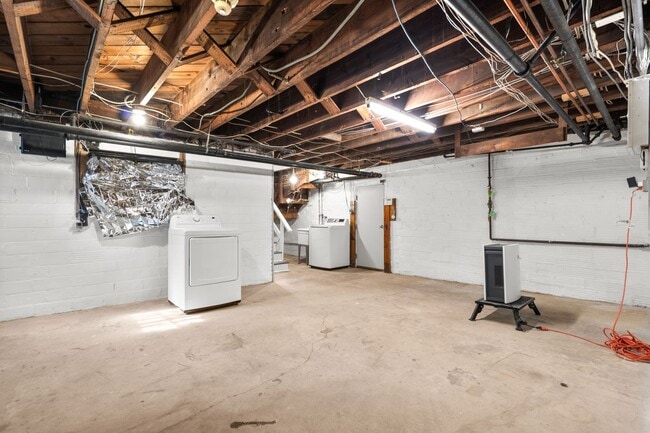 Building Photo - 3 Bed 2.5 Bath - Chevy Chase Colonial - Mo...