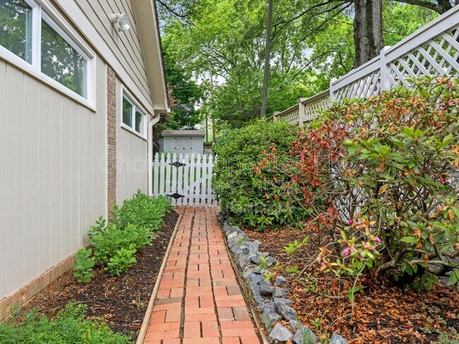 Building Photo - 421 Blairmore Dr