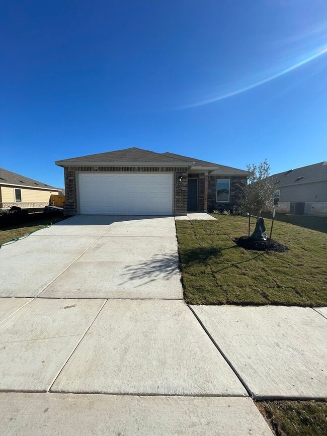 Building Photo - *Pre-leasing* Three Bedroom | Two Bath Home in Legend Pond