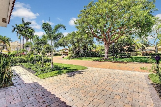 Building Photo - 3555 Commodore Cir