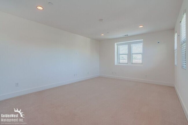 Building Photo - Modern 3Bdm 2.5Ba Townhome in the Heart of...