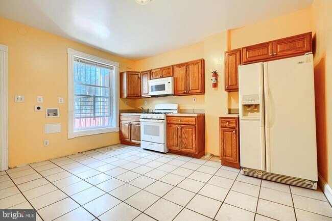 Building Photo - 2715 E Monument St