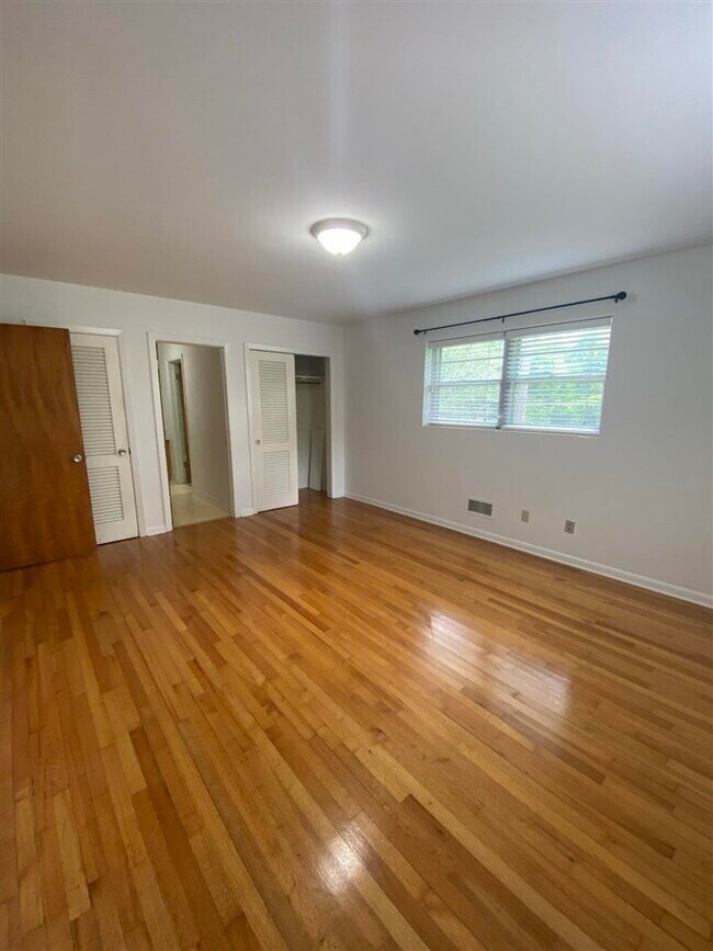 Building Photo - 1006 Ivanhoe Rd