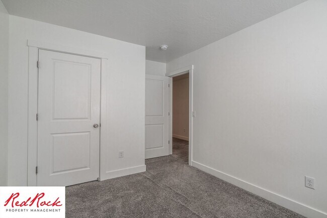 Building Photo - 4 Bed/2.5 Bath Townhome in Desert Bluff!