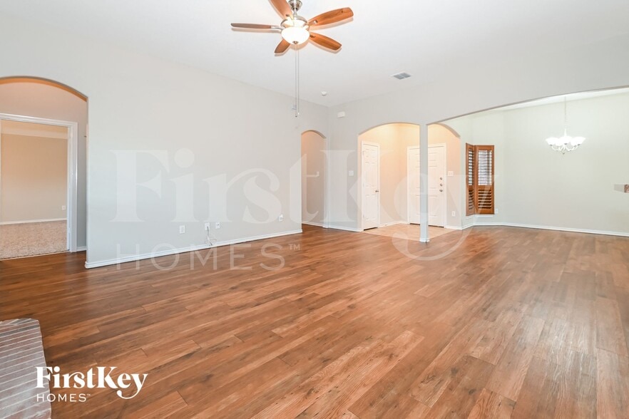 Building Photo - 204 Troy Ln