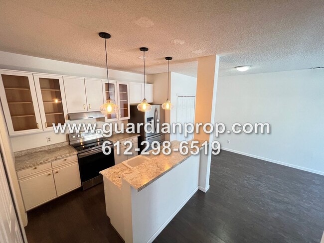 Building Photo - Woodbury Townhouse Available Now, Updated ...