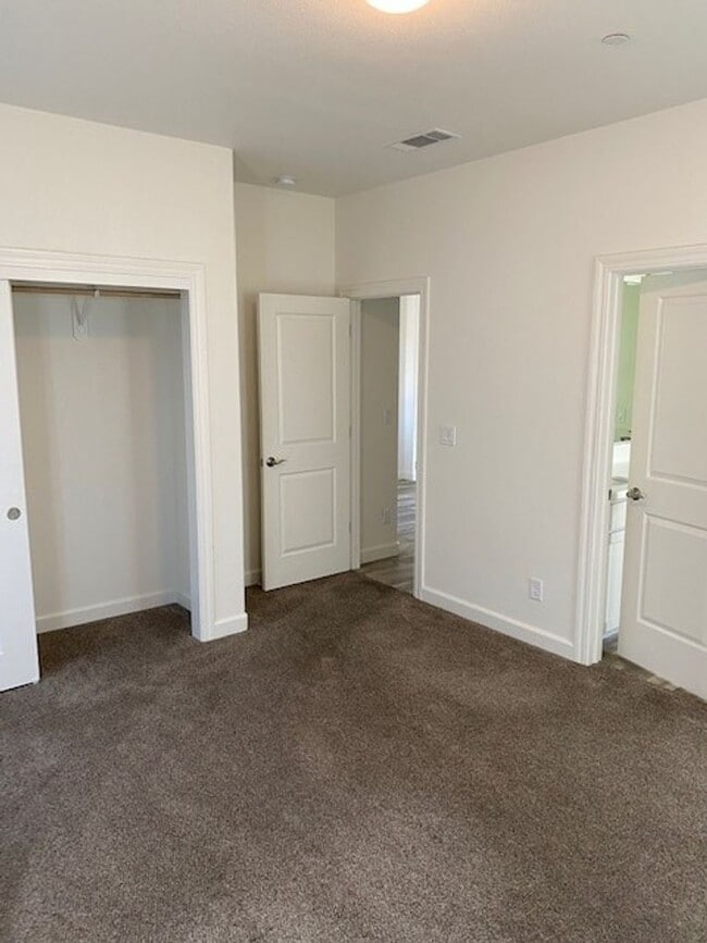 Building Photo - Don't Miss Out On This Beauty!!!