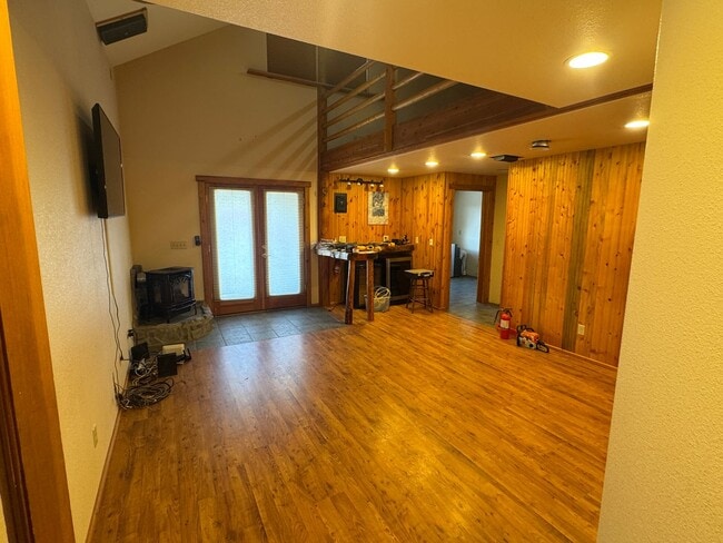 Building Photo - 3 Bedroom Home on Two Acres