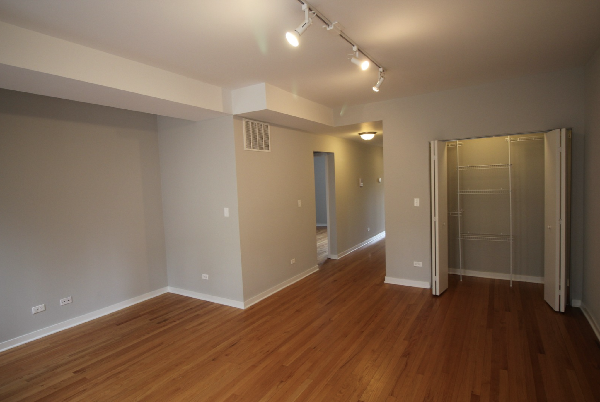 Building Photo - 6447 N Claremont Ave