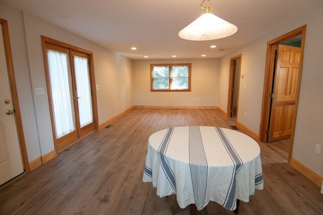 Building Photo - 6 Wildwood Ln