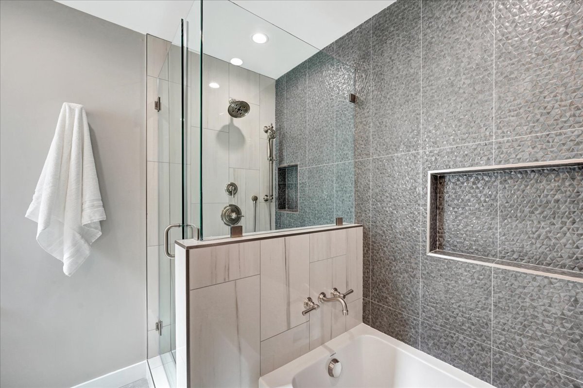 Building Photo - 5346 Tyrone Ave