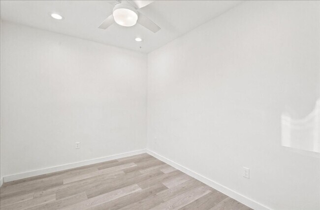 Building Photo - 3944-3944 Renick Way