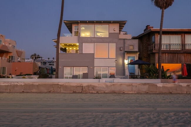 Building Photo - 2949 Ocean Front Walk