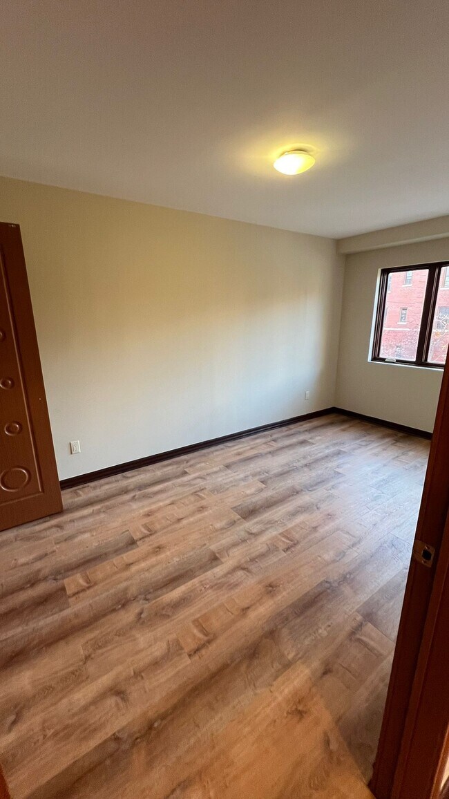 Building Photo - 1495 E 28th St