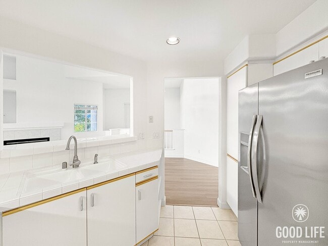 Building Photo - Modern comfort meets coastal living in thi...