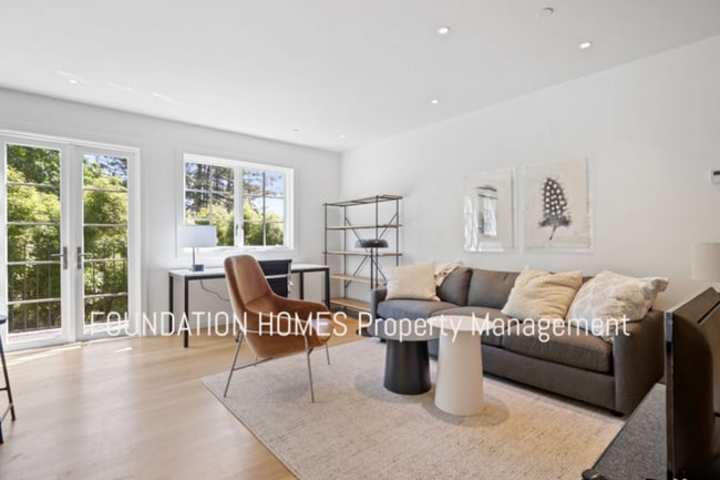 Building Photo - 215 Molino Ave