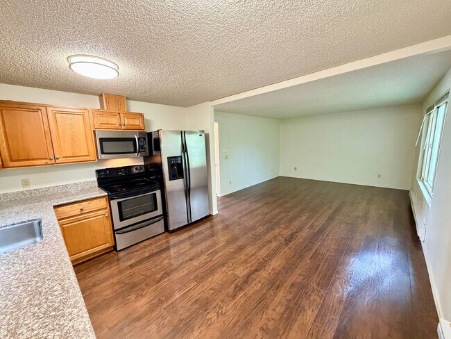 Building Photo - Updated Top Floor 2-Bed with Washer/Dryer,...