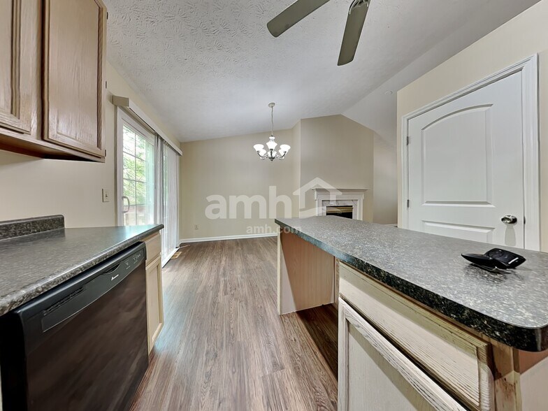 Building Photo - 3659 Shorewood Dr