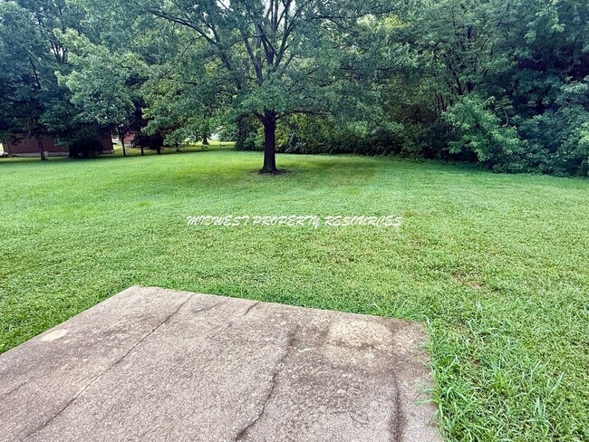 Building Photo - Large Updated 3 Bedroom/2 Bath Duplex in L...