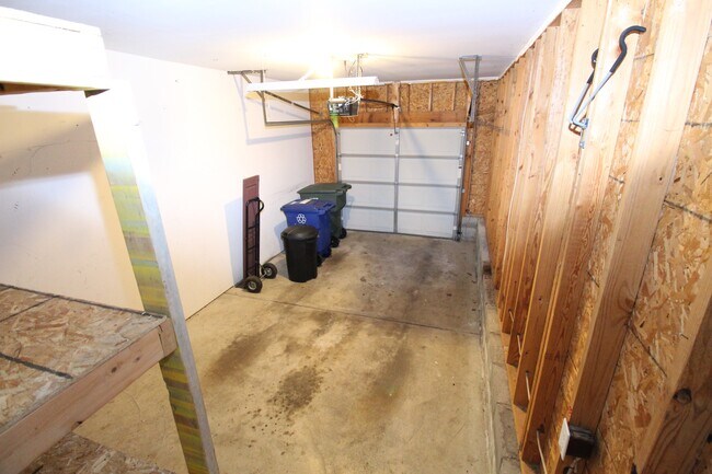 Building Photo - 2227 Teardrop Ave