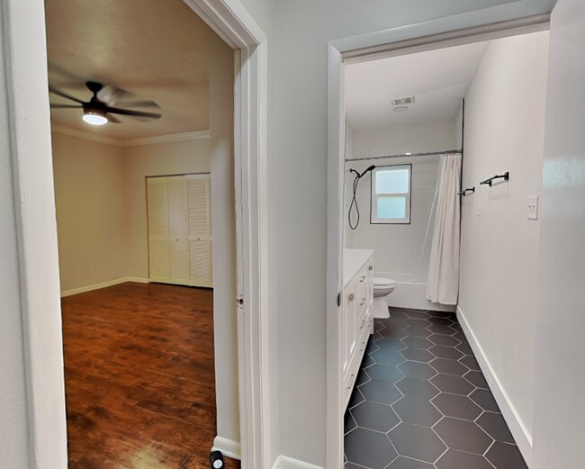 Building Photo - 3801 1/2 W Palmira Ave