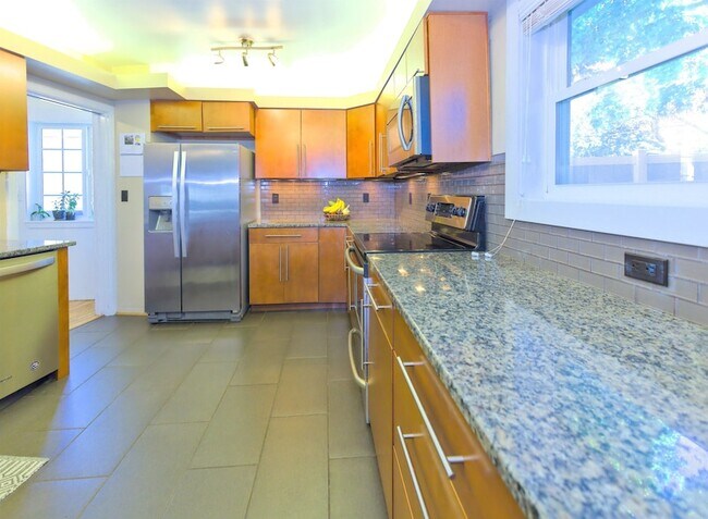 Building Photo - 1027 W 29th Ave
