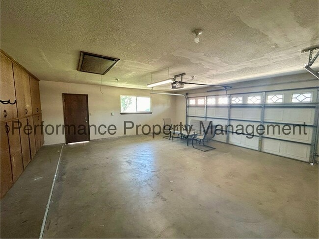 Building Photo - Charming 3 Bed/2 Bath in Porterville w/ RBP & $0 Deposit Option