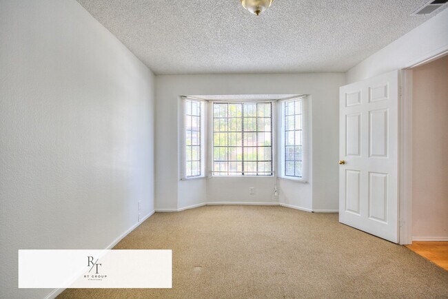 Building Photo - Beautiful Front Unit in Gated Community – ...